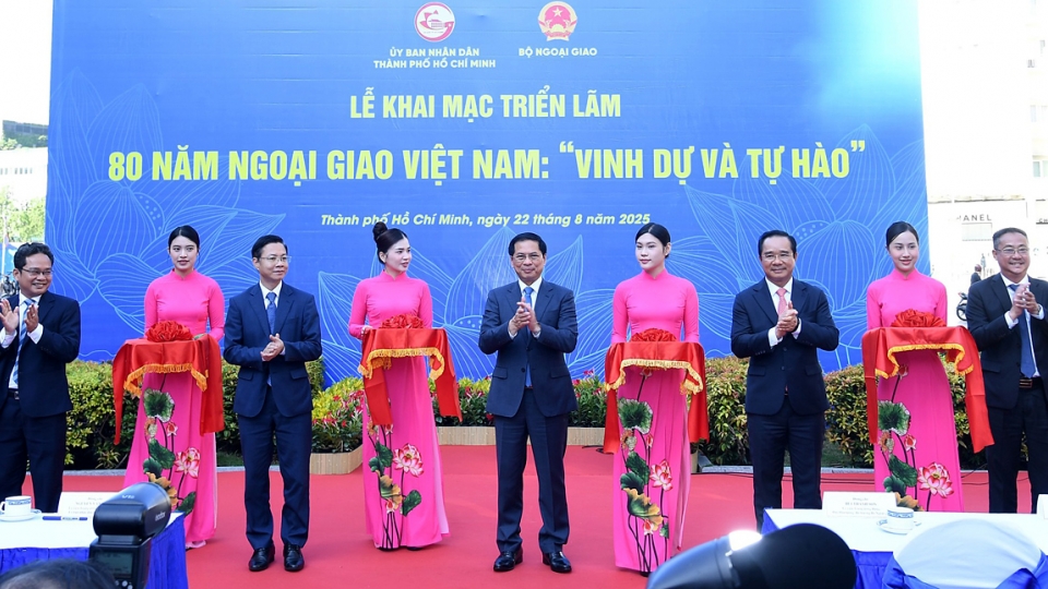HCM City photo exhibition celebrates 80 years of Vietnamese diplomacy